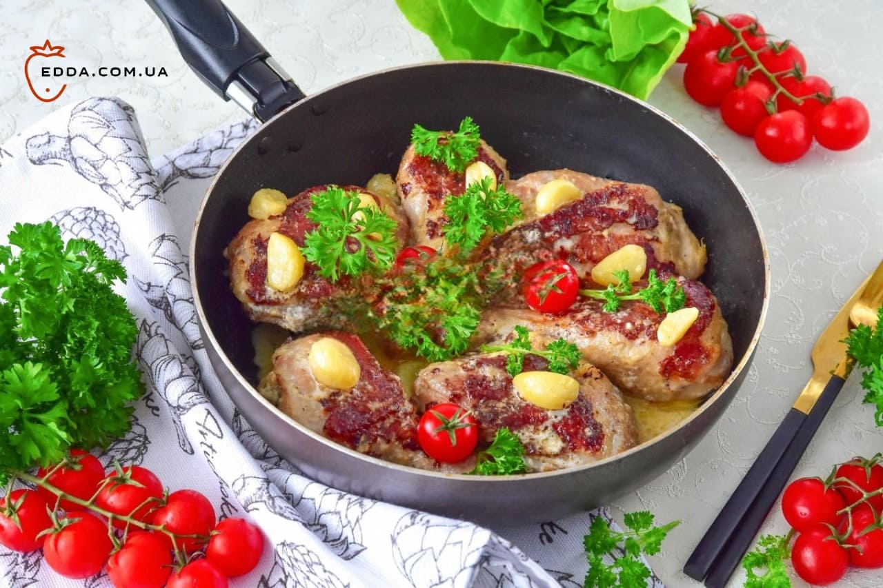 Курка у вершковому соусі на сковороді