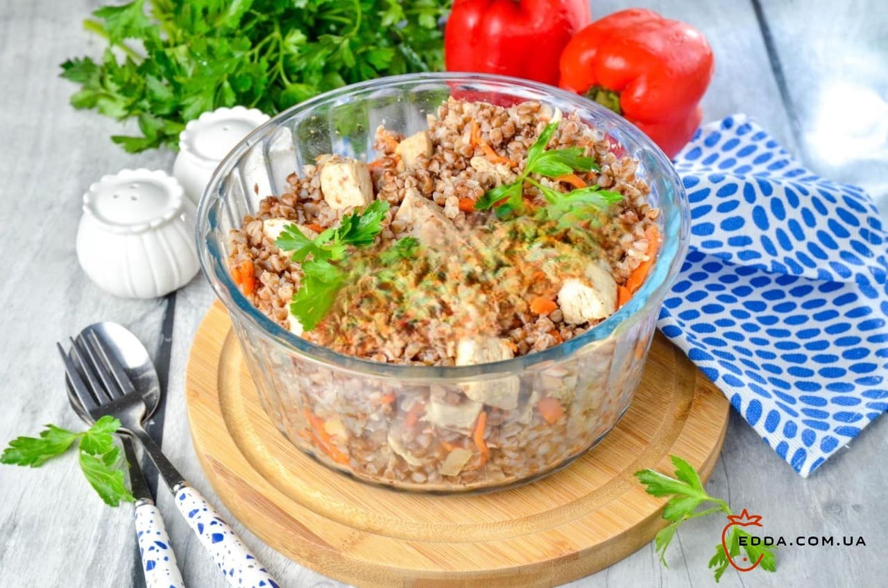 Куряча грудка з гречкою
