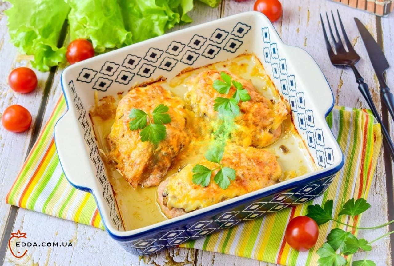 Куряча грудка з грибами та сиром у духовці