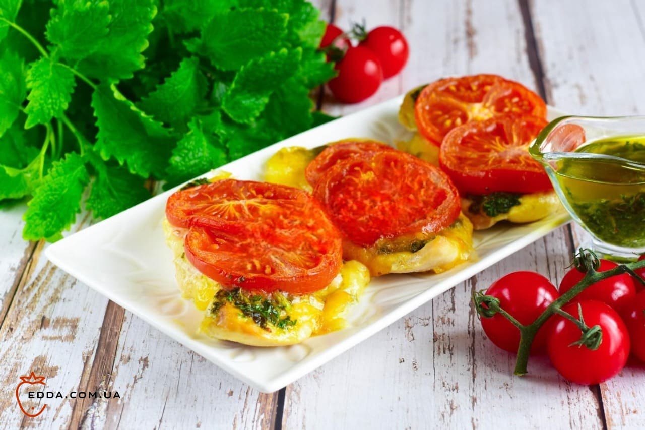 Куряча відбивна з помідором і сиром у духовці