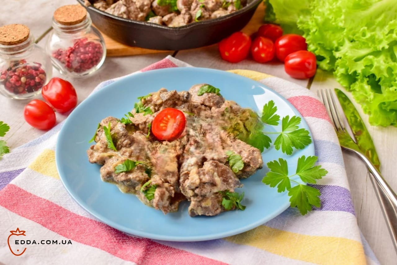 Куряча печінка на сковороді зі сметаною