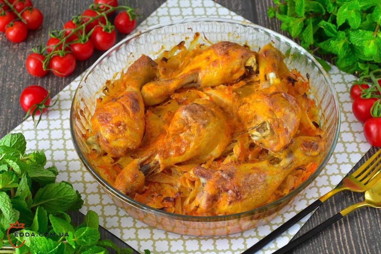 Курячі гомілки з капустою в духовці