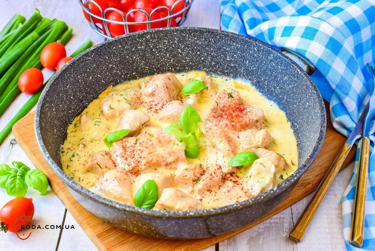 Курячі грудки у вершковому соусі на сковороді