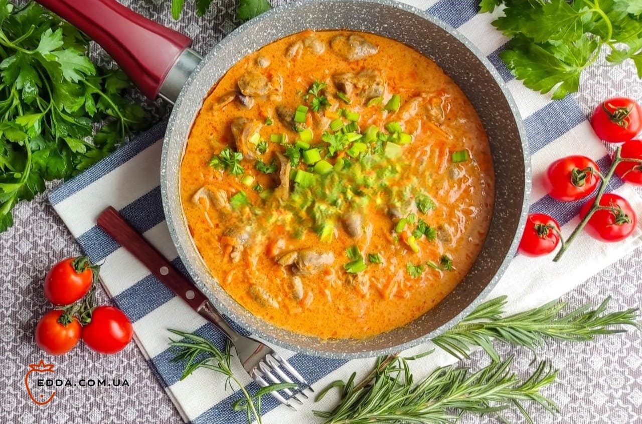 Курячі сердечка в вершках на сковороді