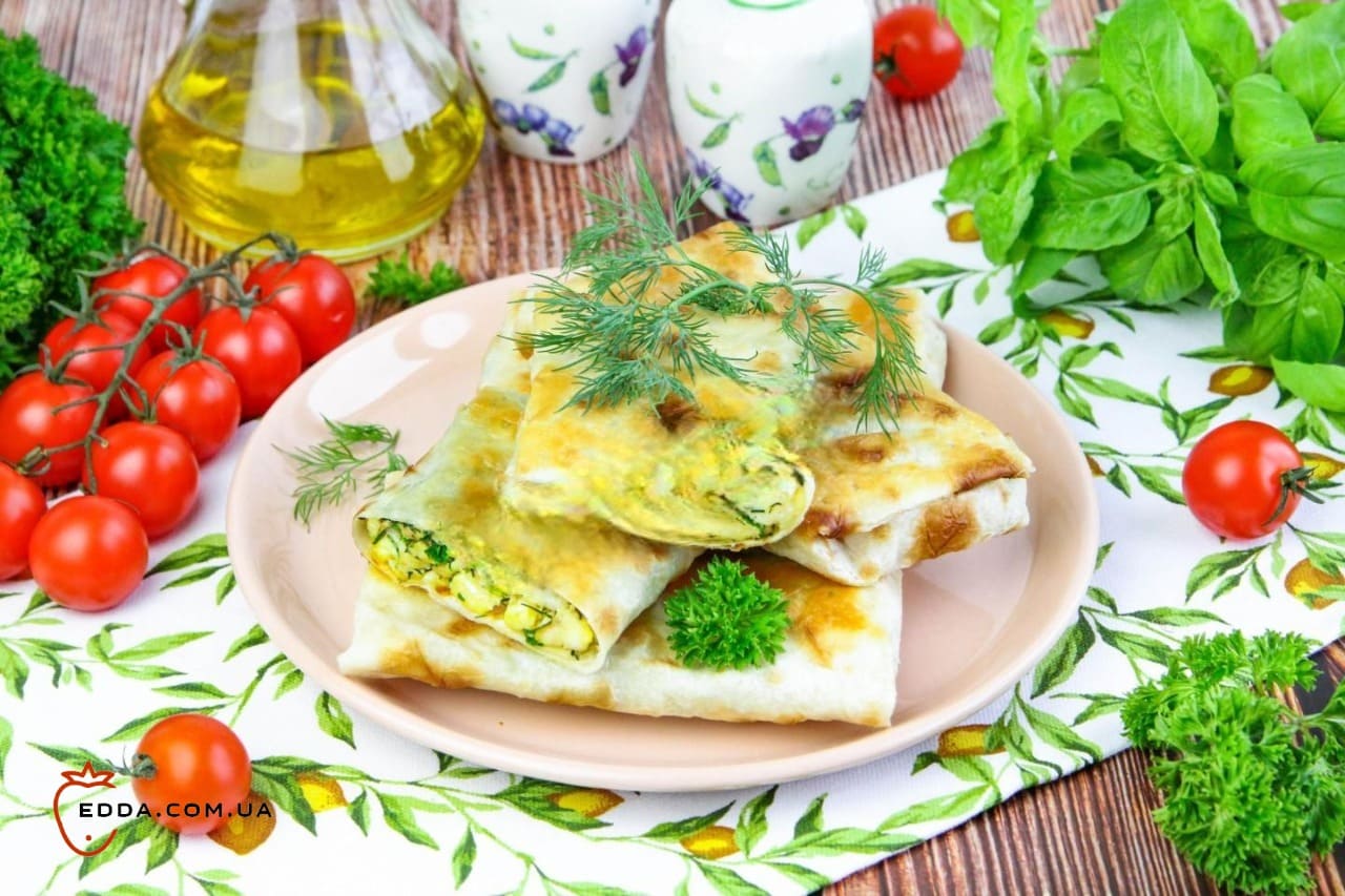Лаваш з яйцем і зеленню на сковороді