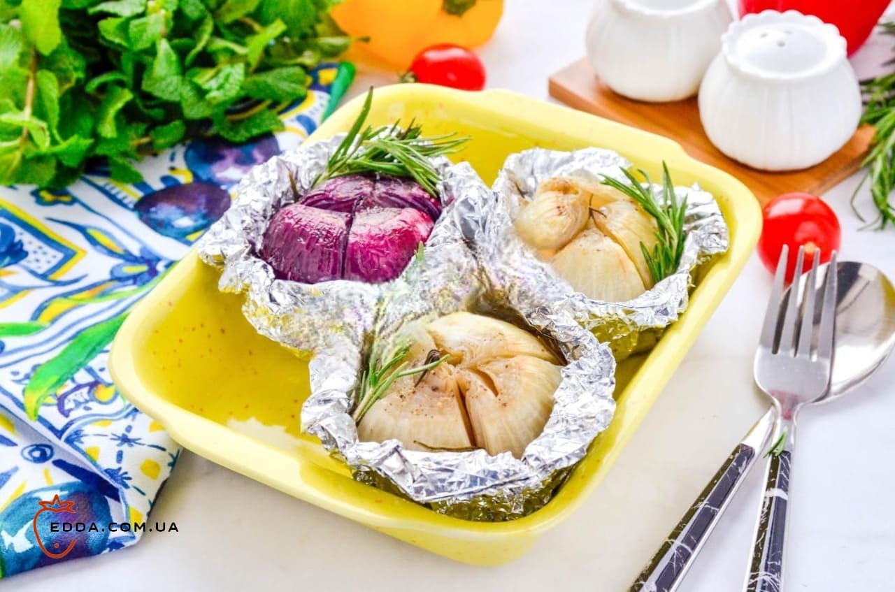 Цибуля у фользі в духовці