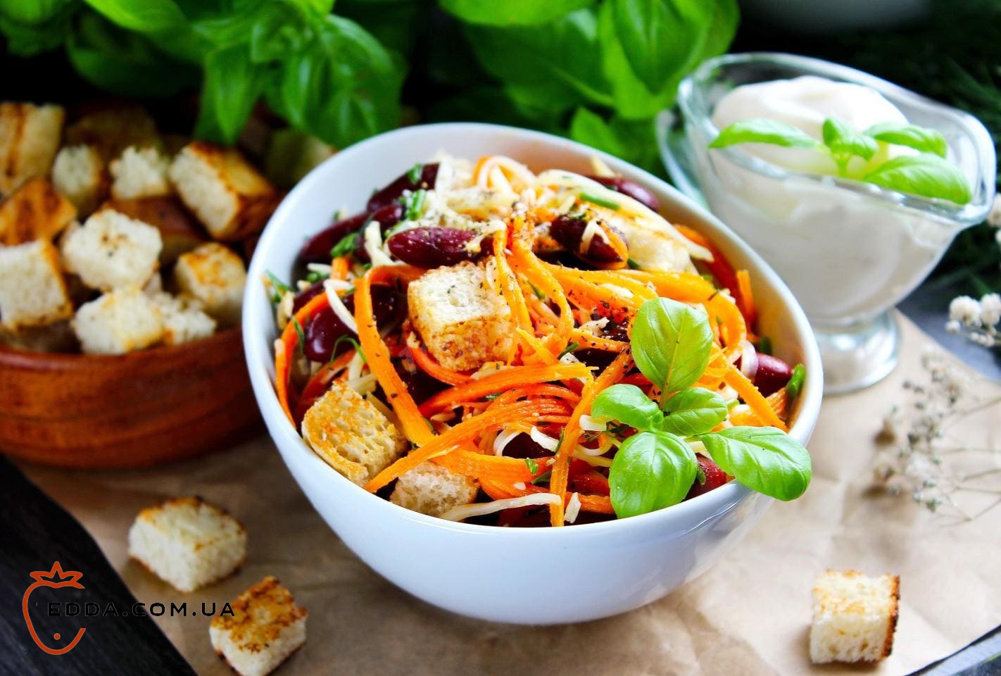 Салат із квасолею, корейською морквою та сухариками