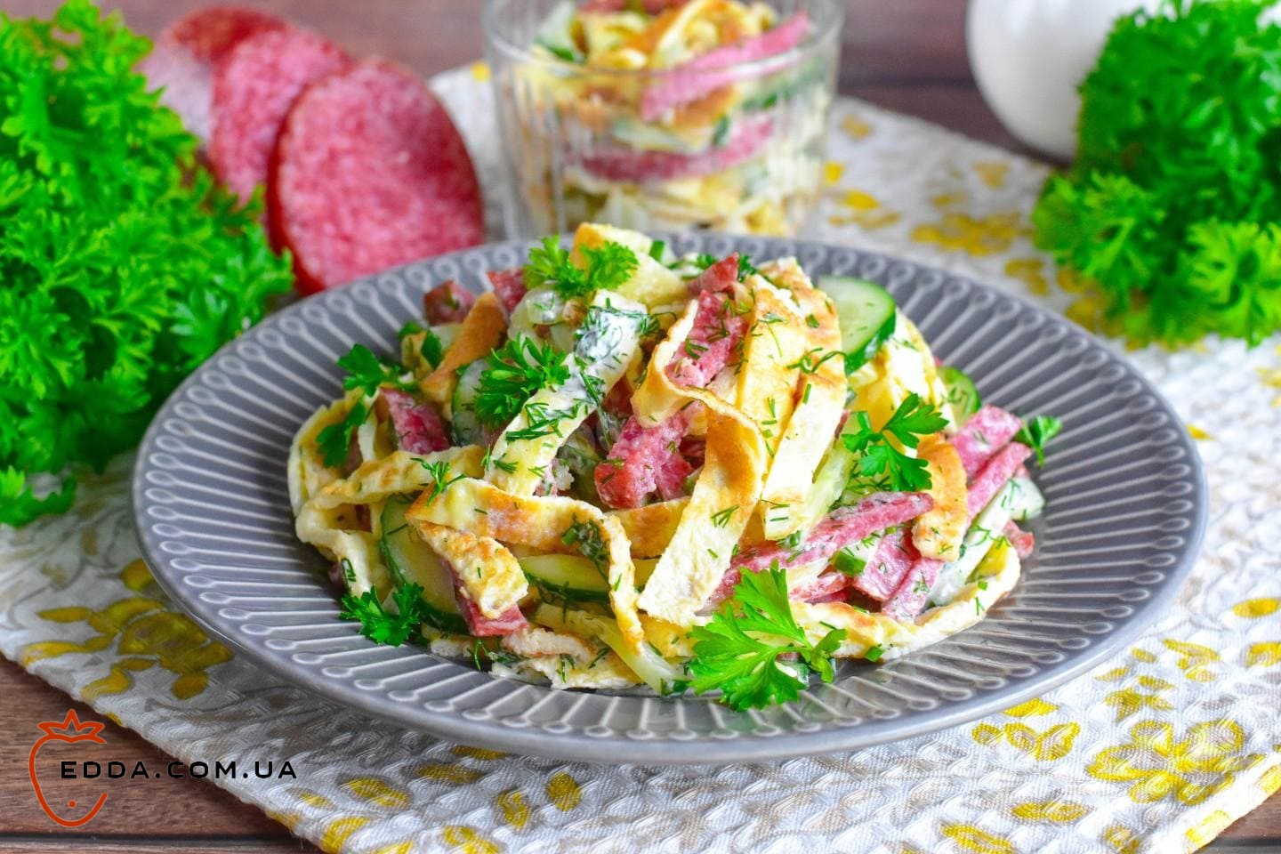 Салат з млинцями та ковбасою