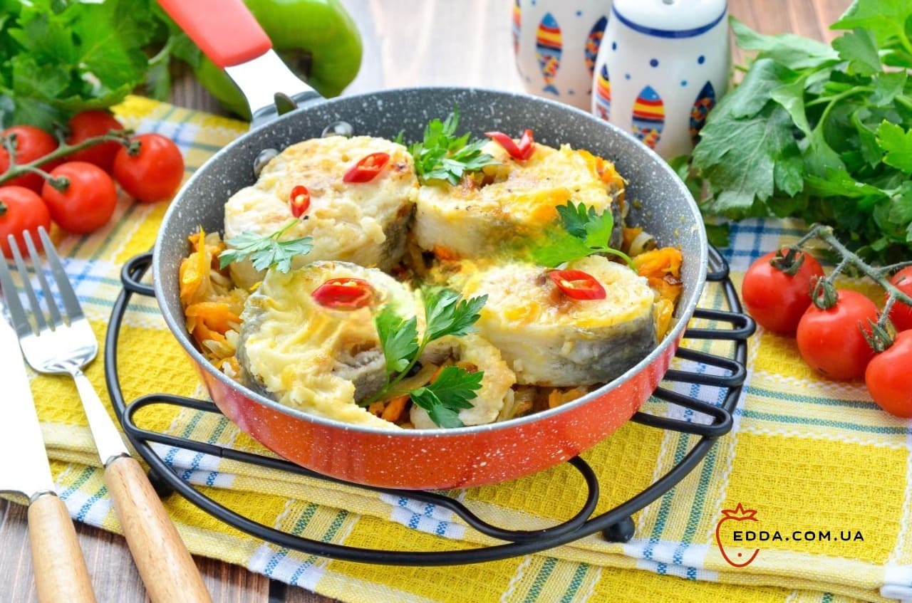 Хек з цибулею та морквою на сковороді