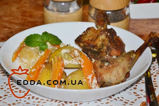 Кролик з овочами в духовці запечений