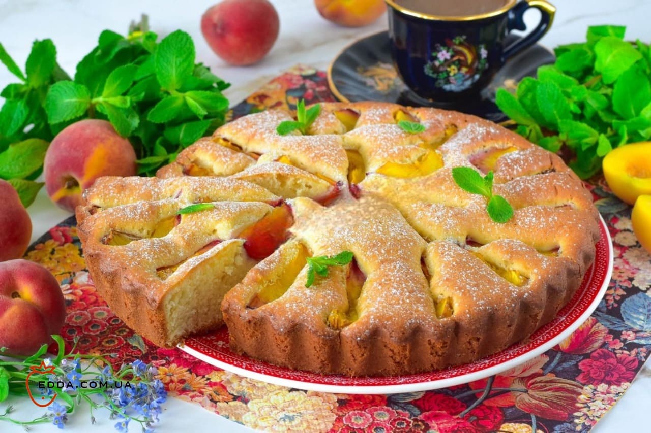 Пиріг зі свіжими персиками