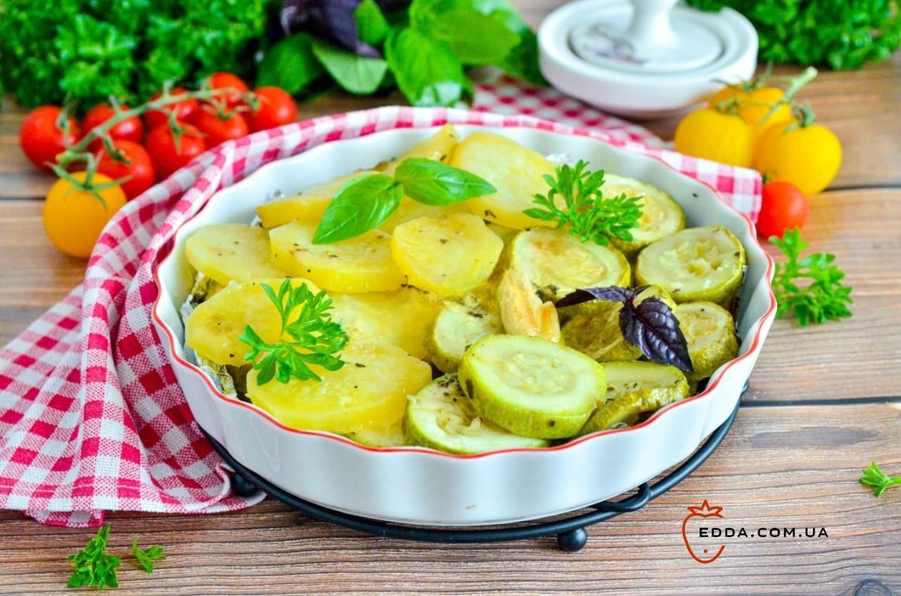 Кабачки з картоплею в духовці запечені