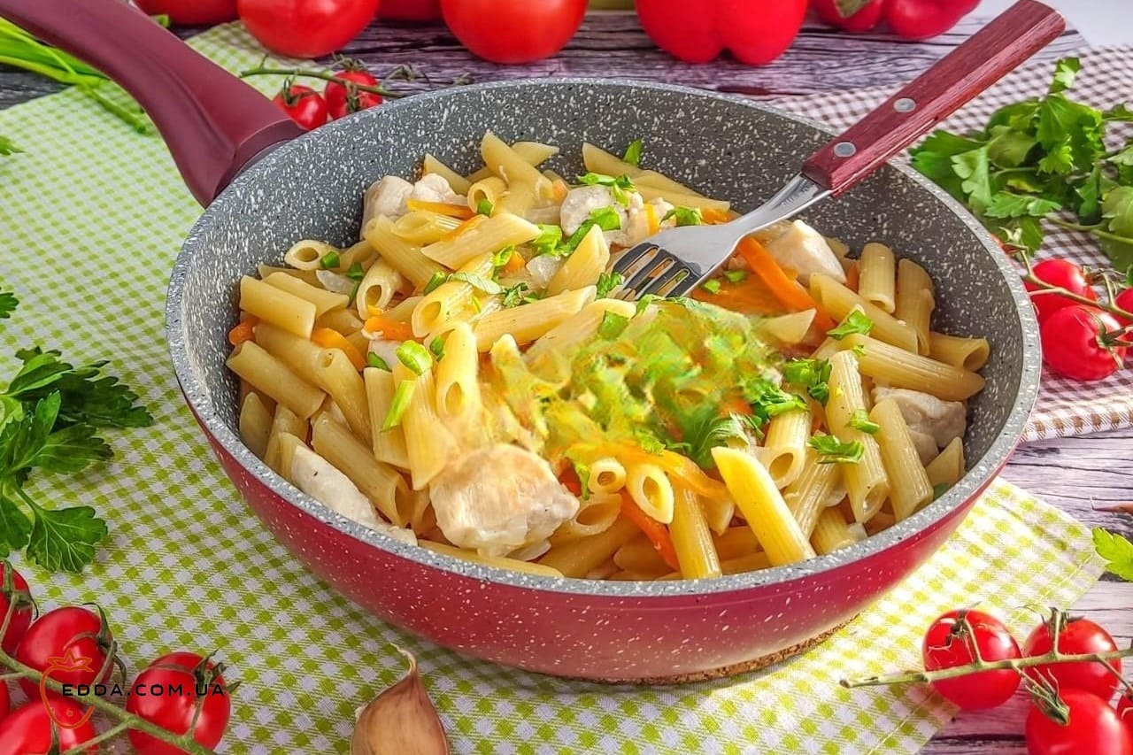 Макарони з курячою грудкою на сковороді