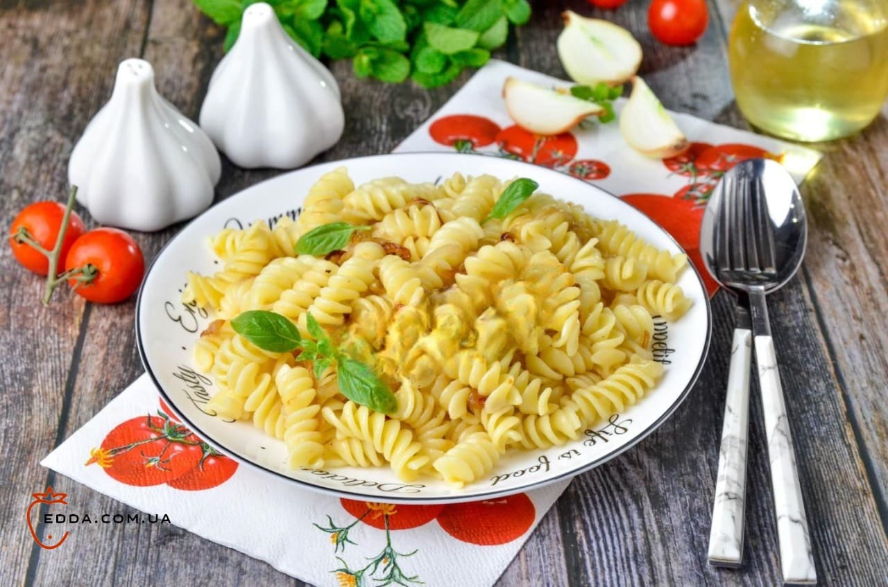 Макарони з цибулею