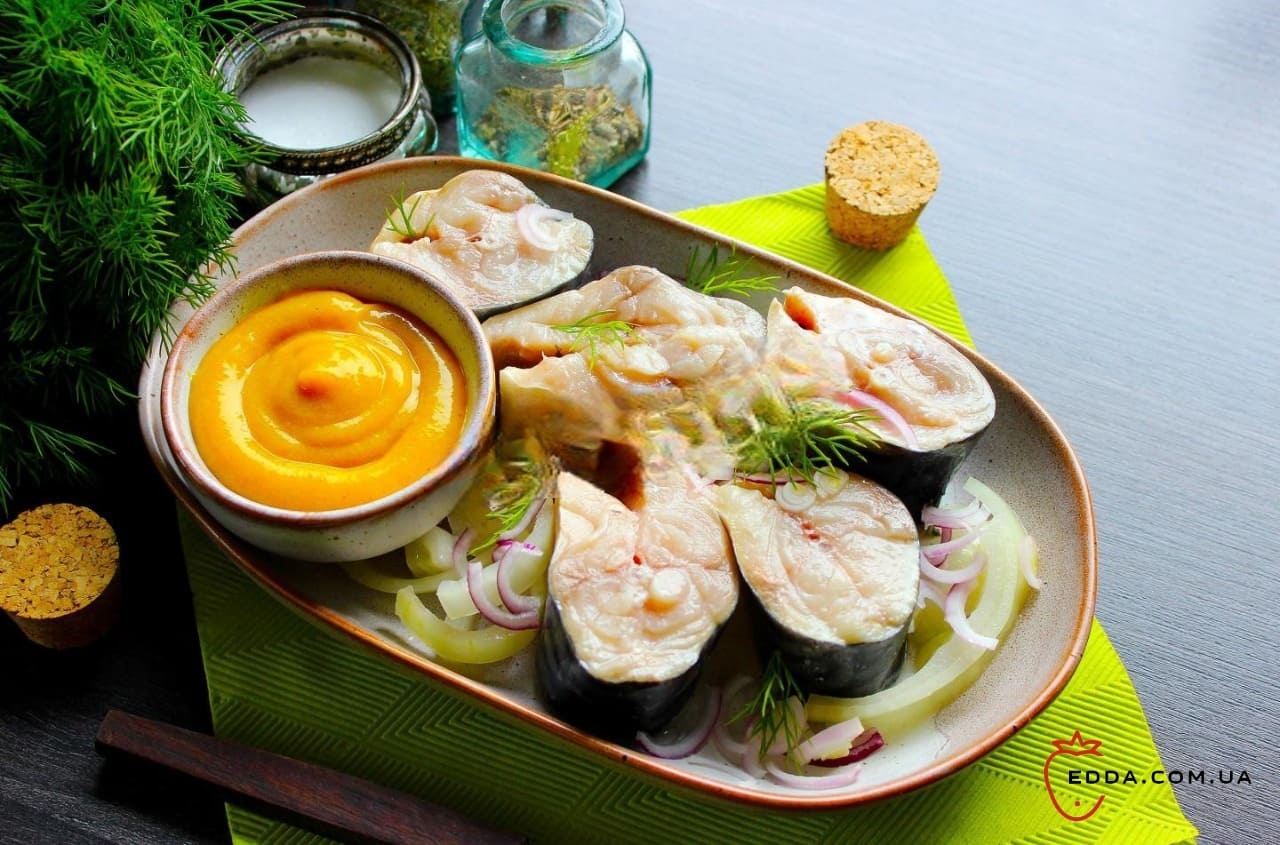 Скумбрія маринована з цибулею та оцтом