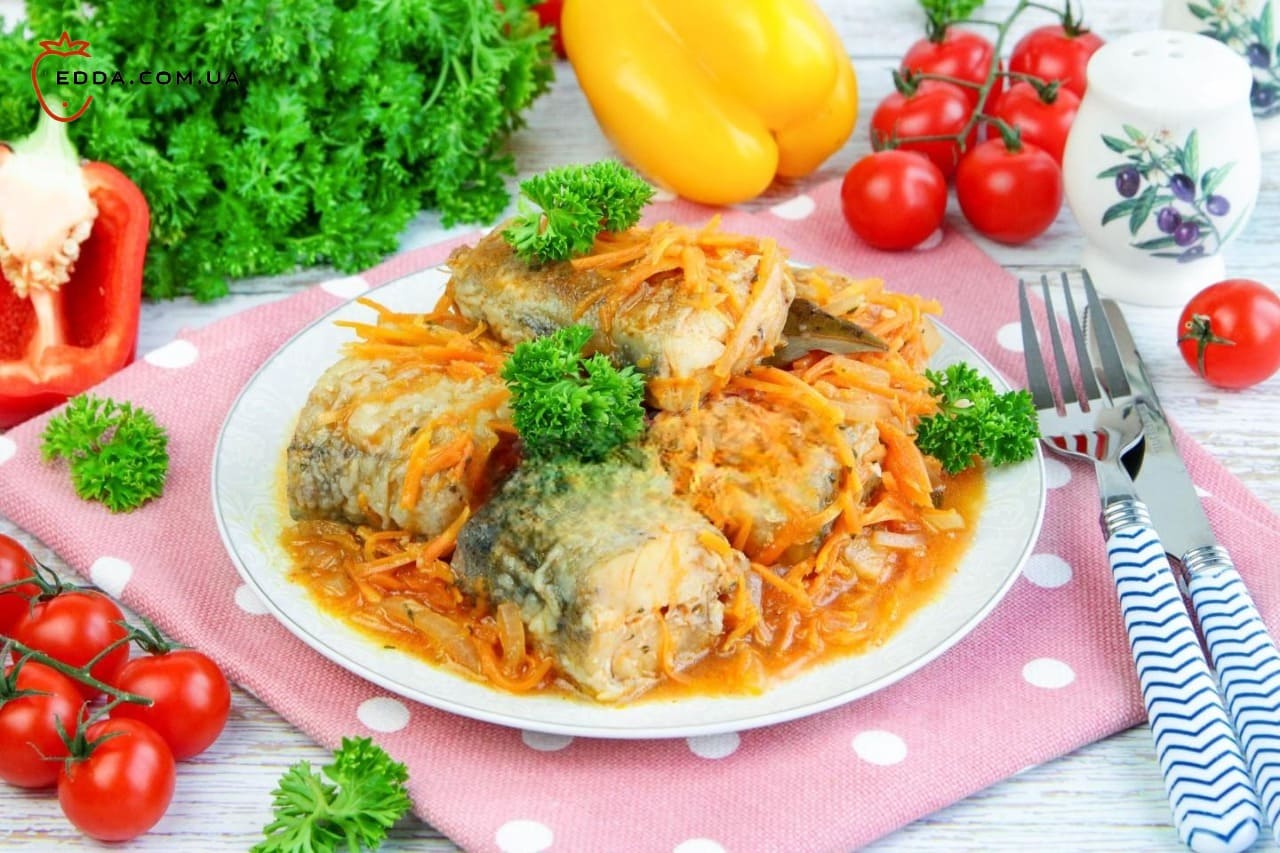 Минтай з морквою та цибулею на сковороді