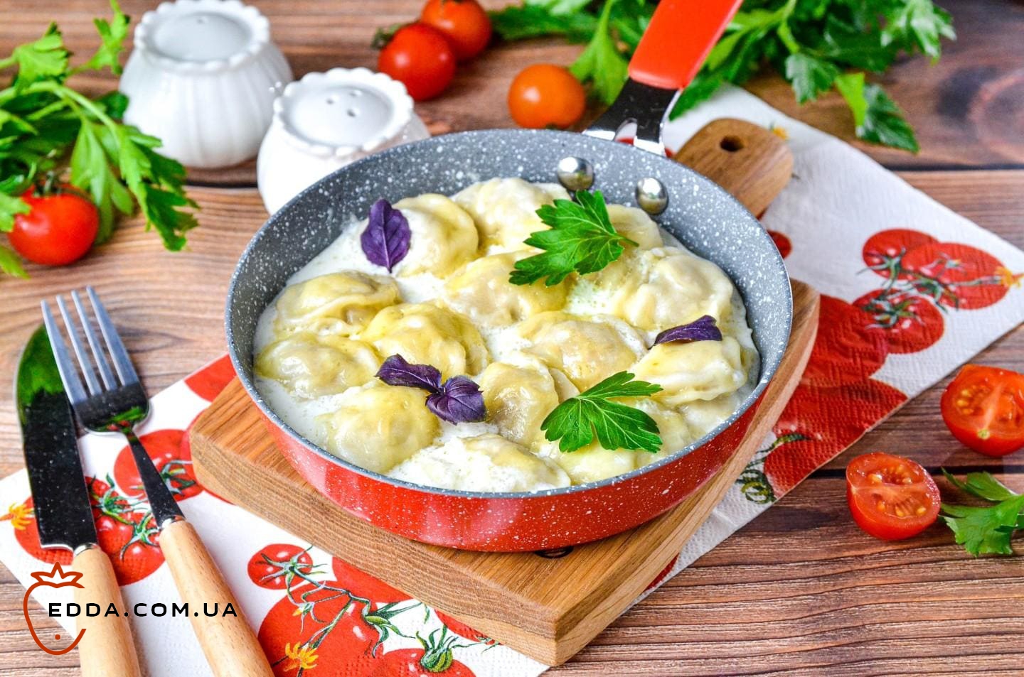 Смажені пельмені зі сметаною та сиром