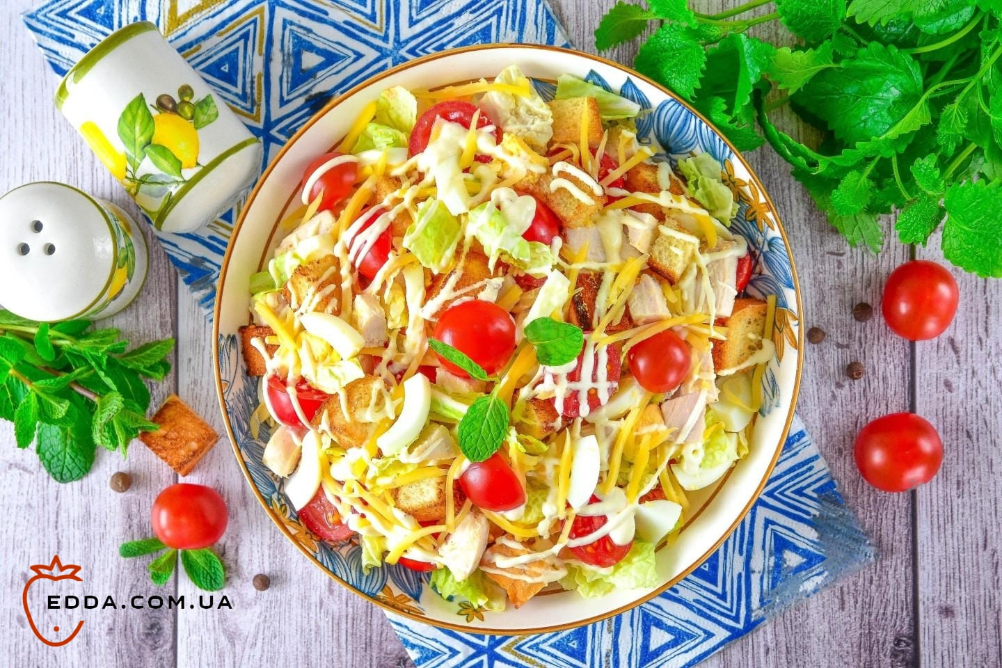 Салат з куркою сухариками та сиром