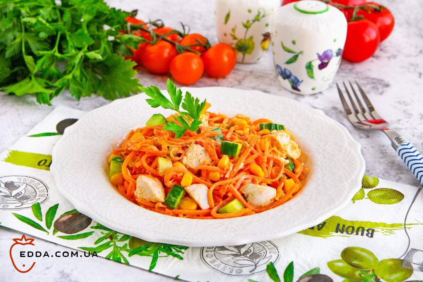 Салат із куркою, кукурудзою, корейською морквою та огірком