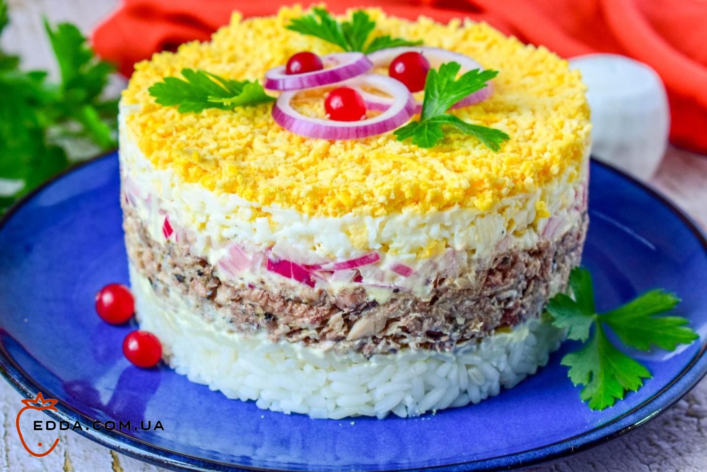 Салат із рибних консервів з рисом та яйцем