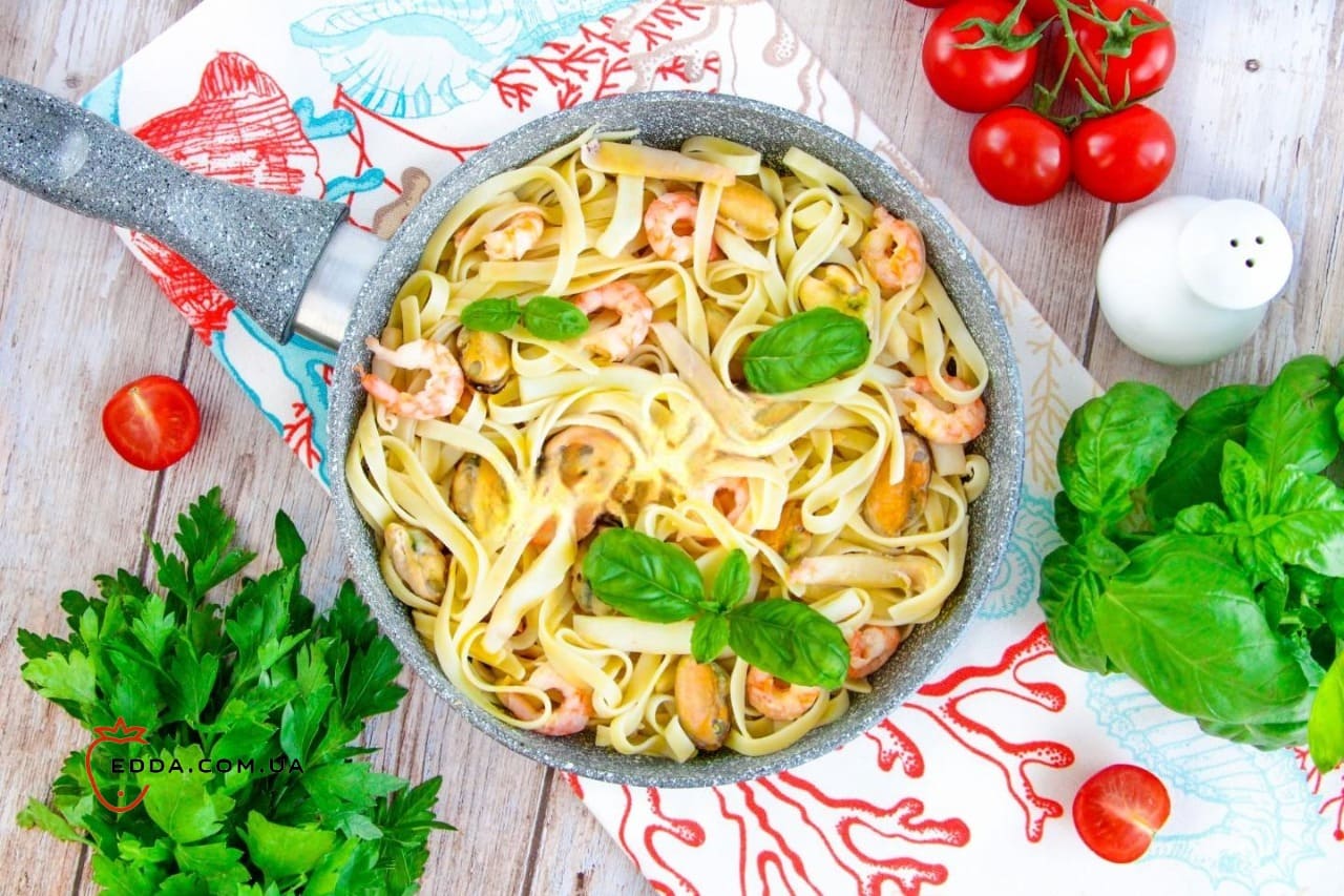 Паста з мідіями креветками та кальмарами