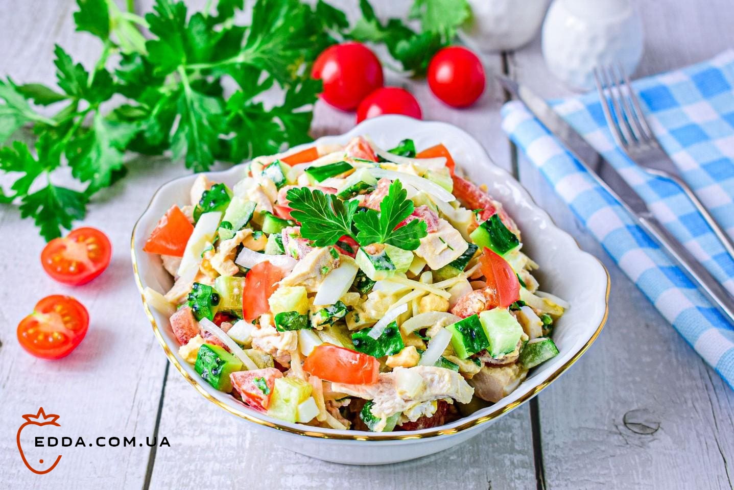 Салат з куркою та цибулею маринованою