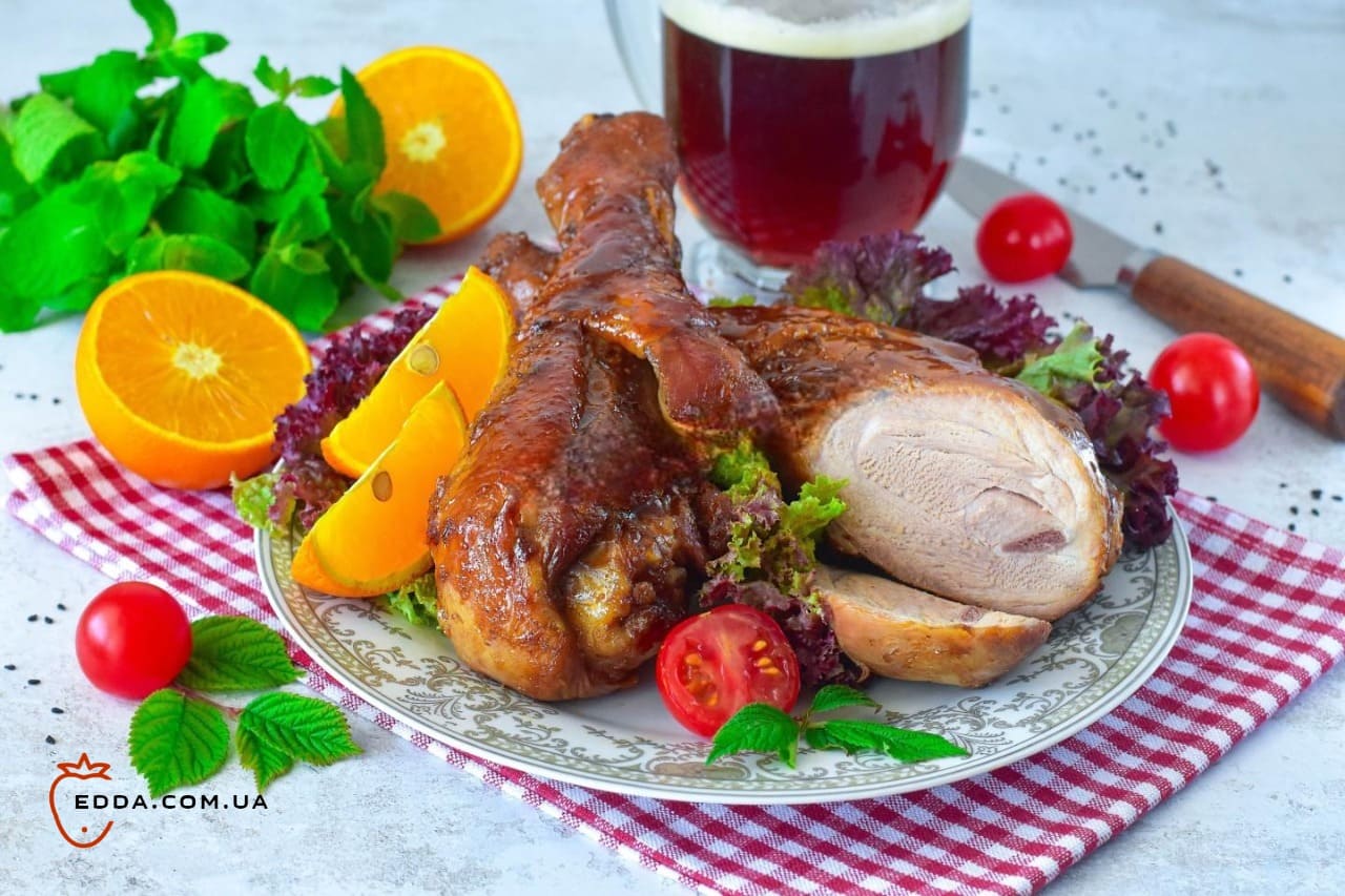 Гомілка індички на сковороді