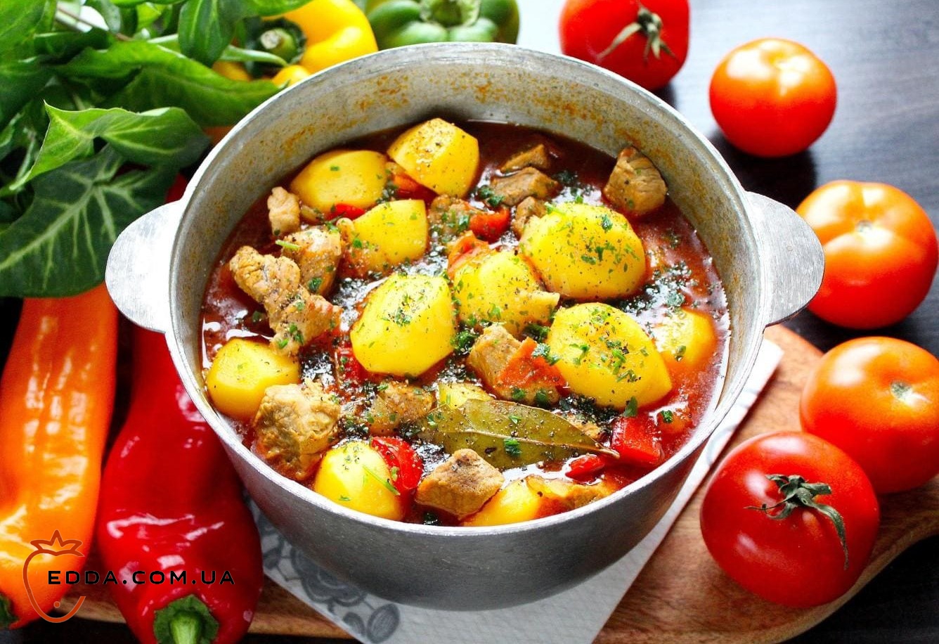 Свинина з картоплею у казані, на плиті