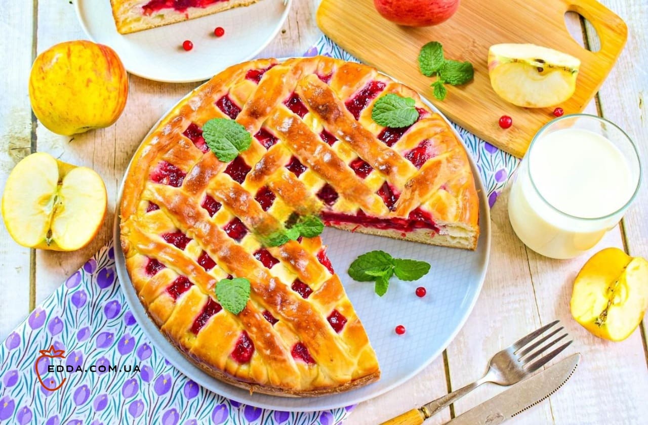 Пиріг з яблуками та брусницею