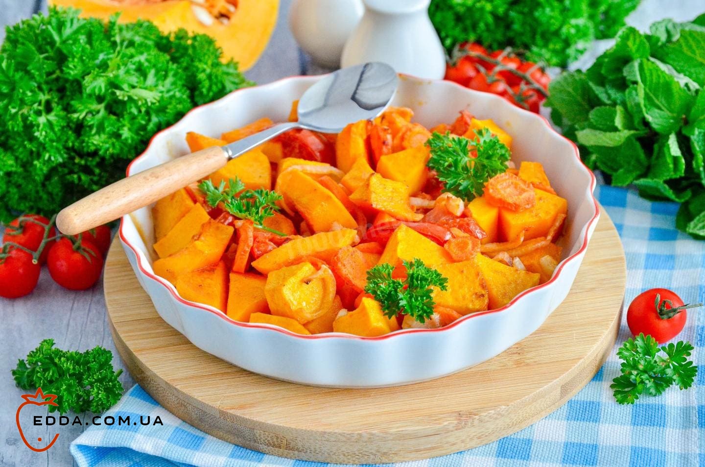 Гарбуз у духовці, запечений із помідорами, цибулею та морквою