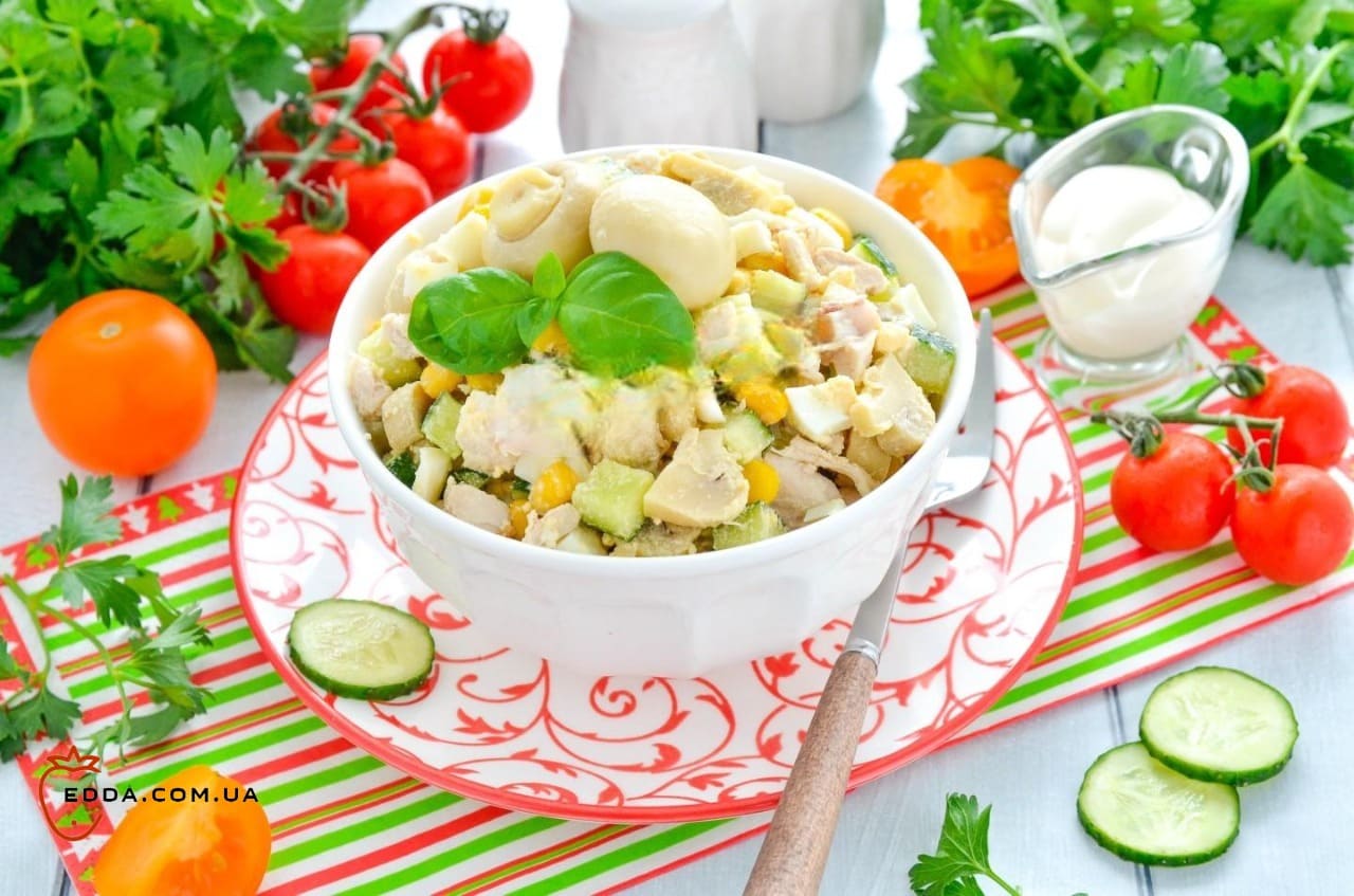Салат з куркою та маринованими печерицями