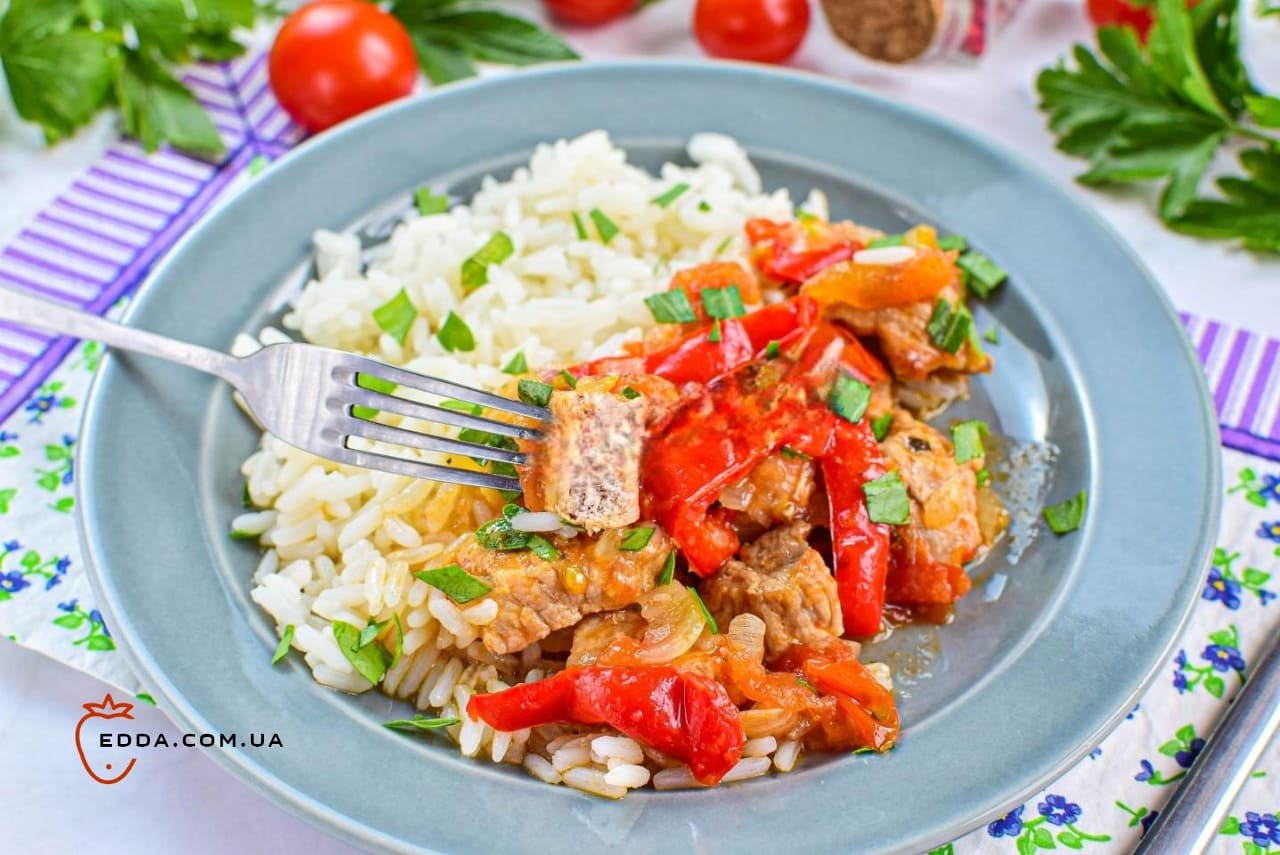 М'ясо з перцем болгарським та помідорами