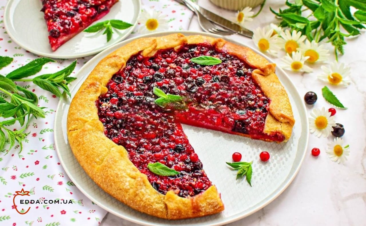 Простий пиріг з ягодами
