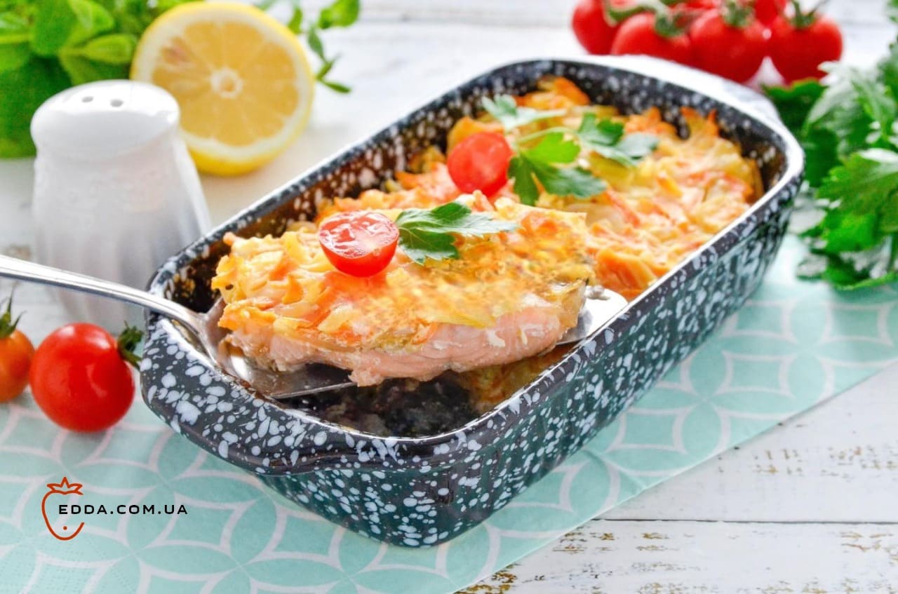 Горбуша з цибулею та морквою в духовці