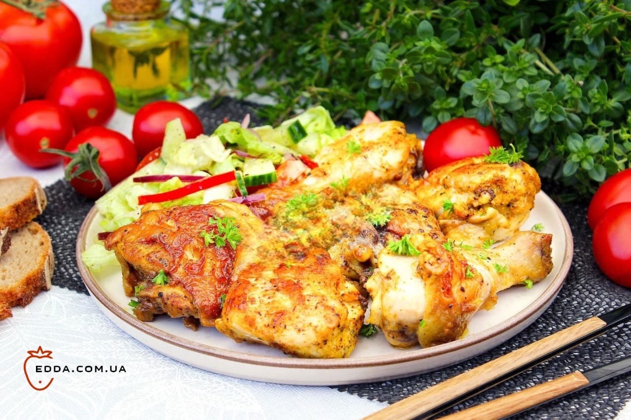 Курка шматочками на сковороді