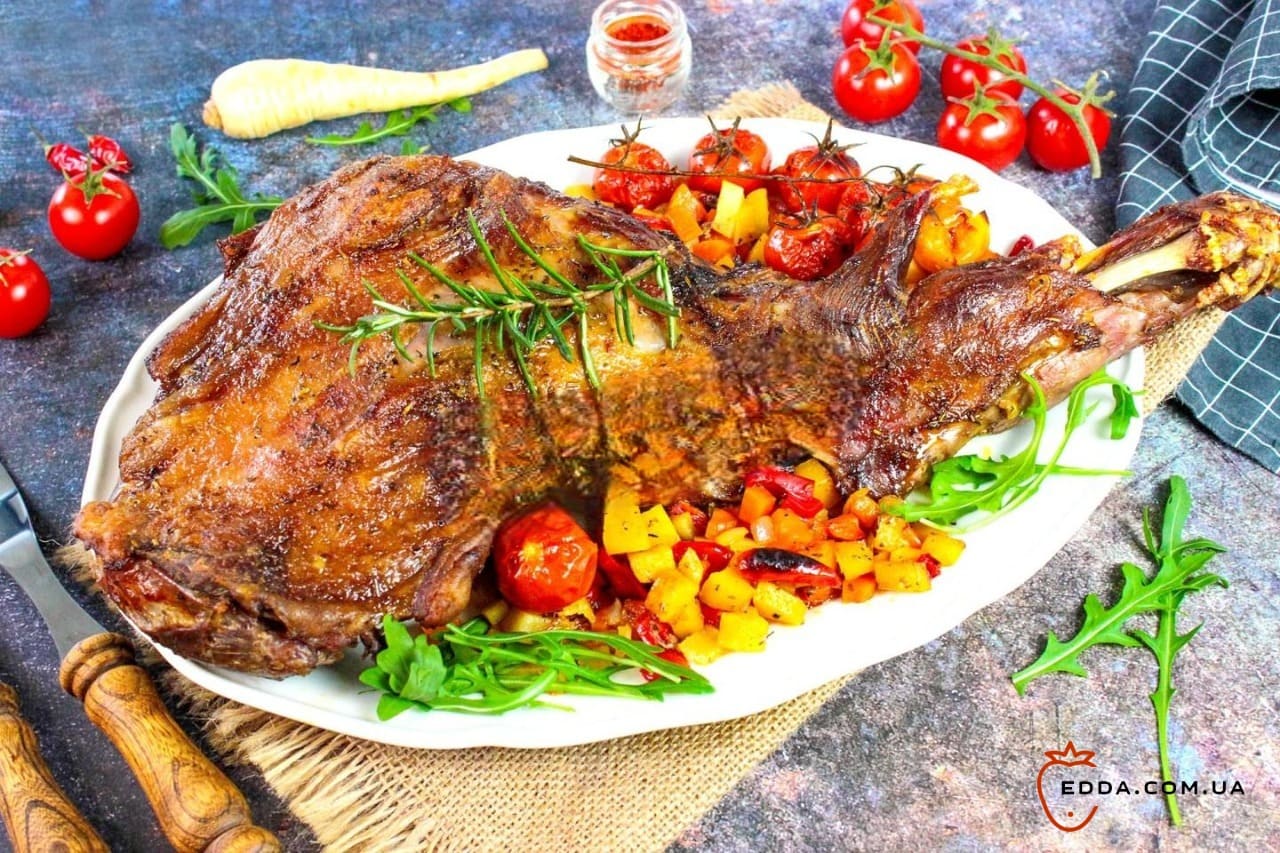 Нога дикого кабана в духовці з овочами