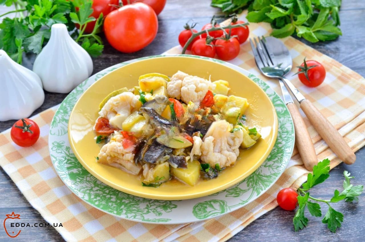 Овочеве рагу з кабачками баклажанами та картоплею