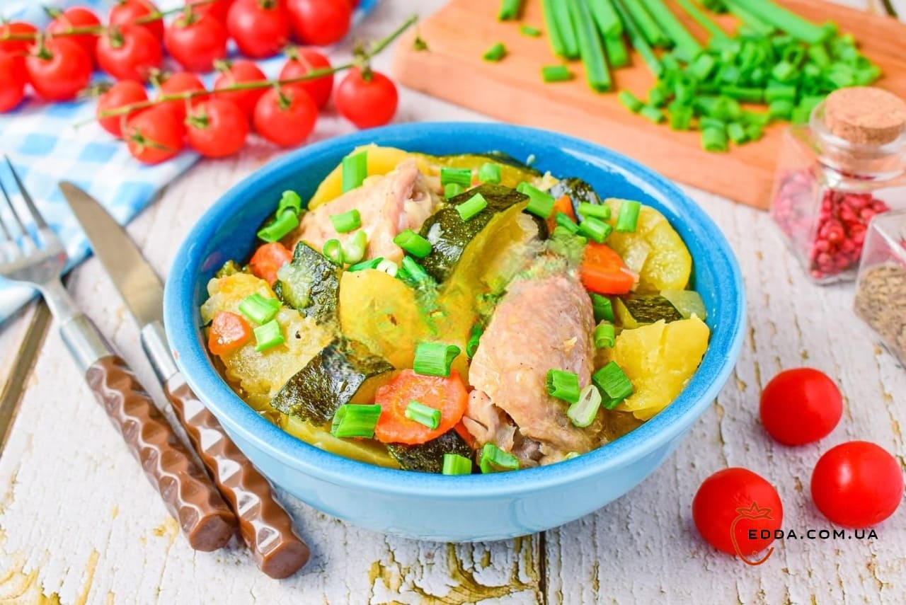 Овочеве рагу з куркою та кабачками