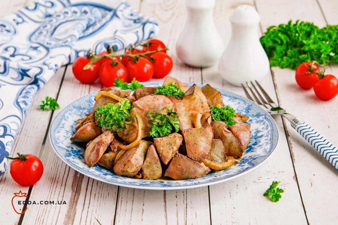 Печінка індички на сковороді з цибулею