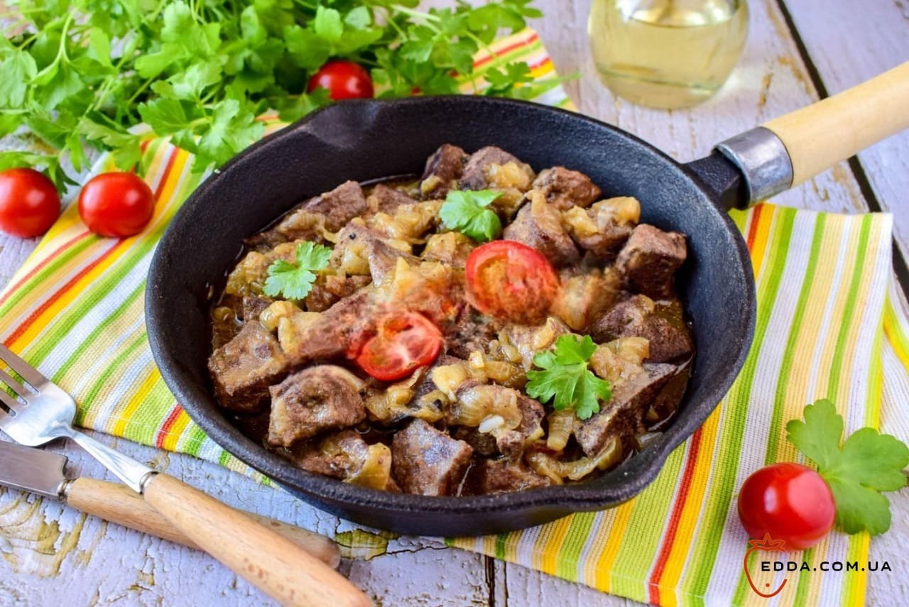 Печінка з цибулею на сковороді