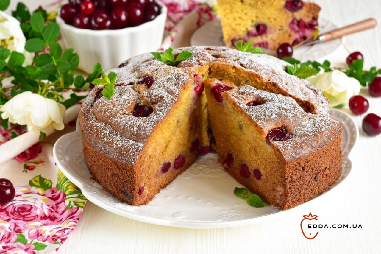 Пиріг з вишнею в духовці