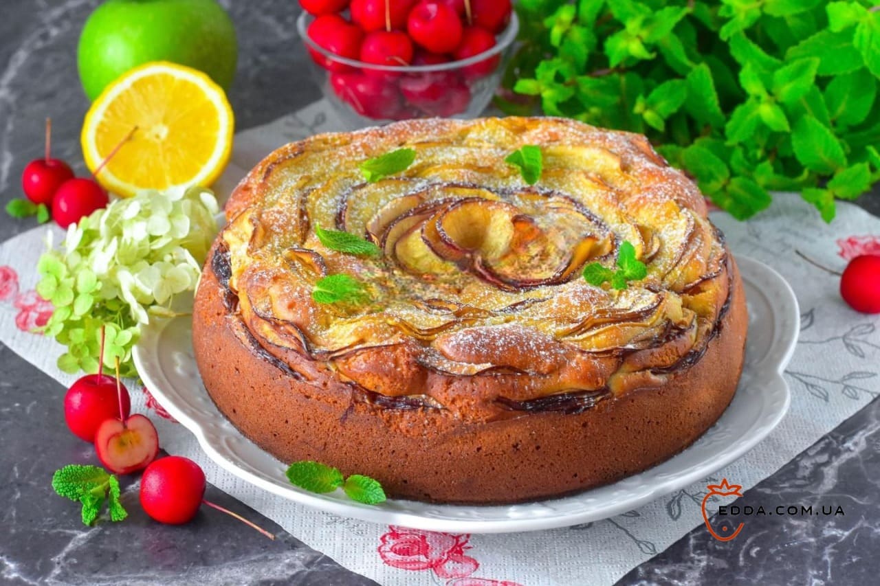 Пиріг з яблуками на сметані в духовці