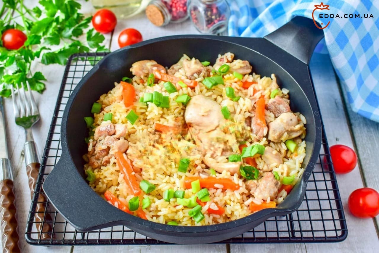 Рис із куркою на сковороді