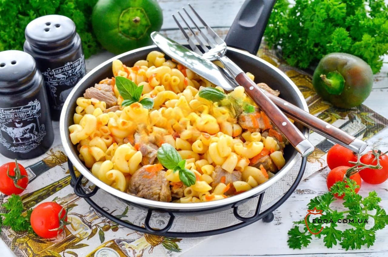 Ріжки з м'ясом у сковороді