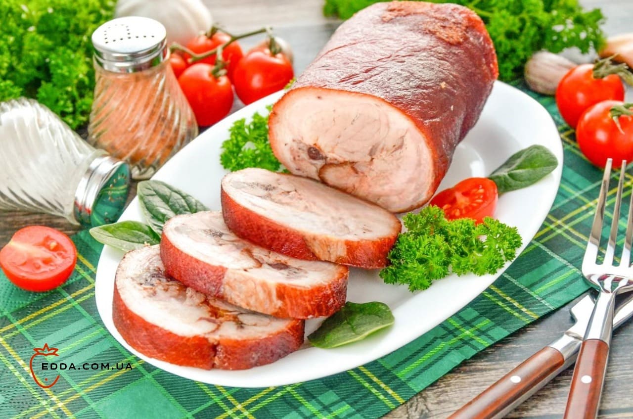 Рулет із вареної свинячої рульки