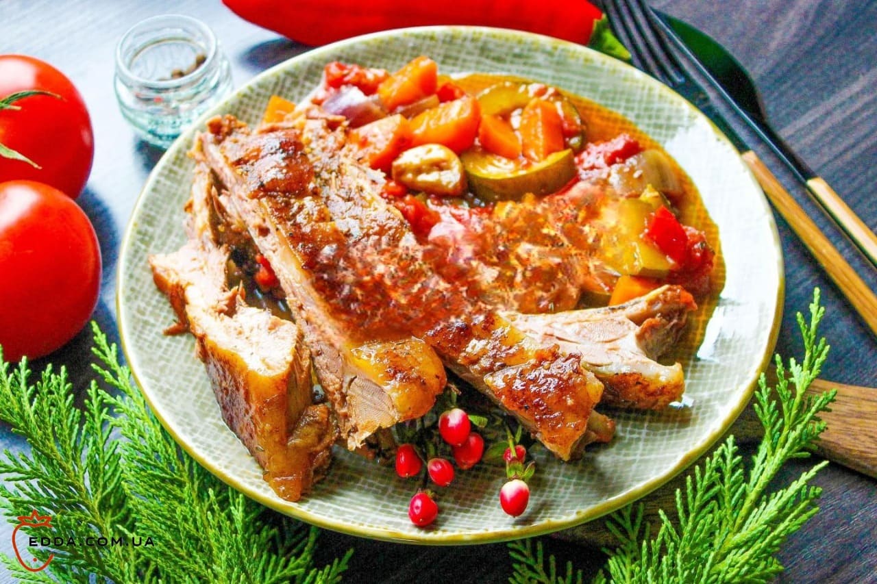 Ребра дикого кабана з овочами в духовці