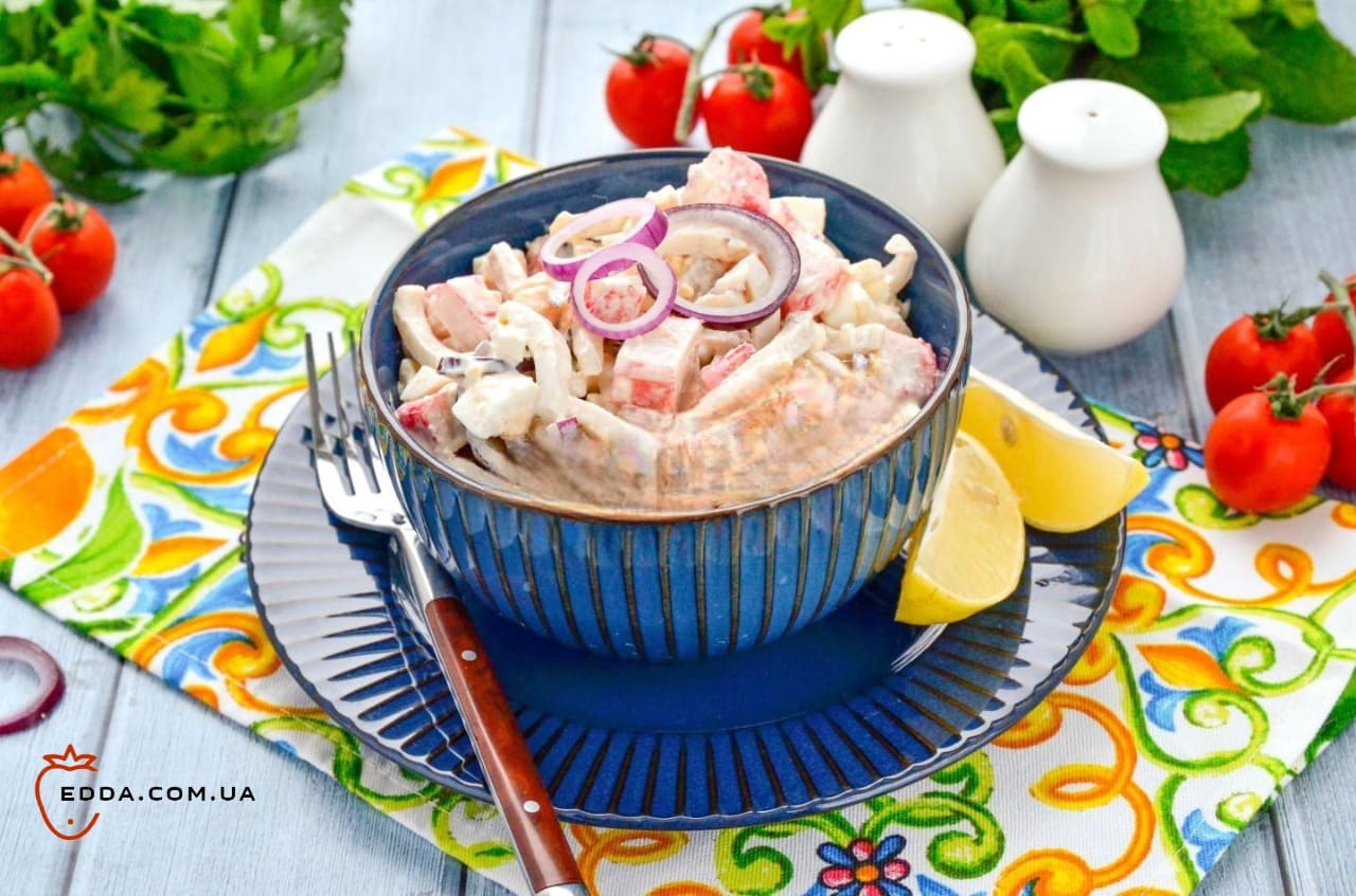 Салат з кальмарами крабовими паличками та яйцем