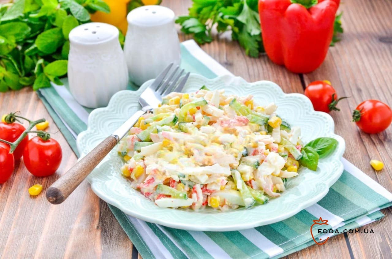 Салат кальмари з крабовими паличками та огірком