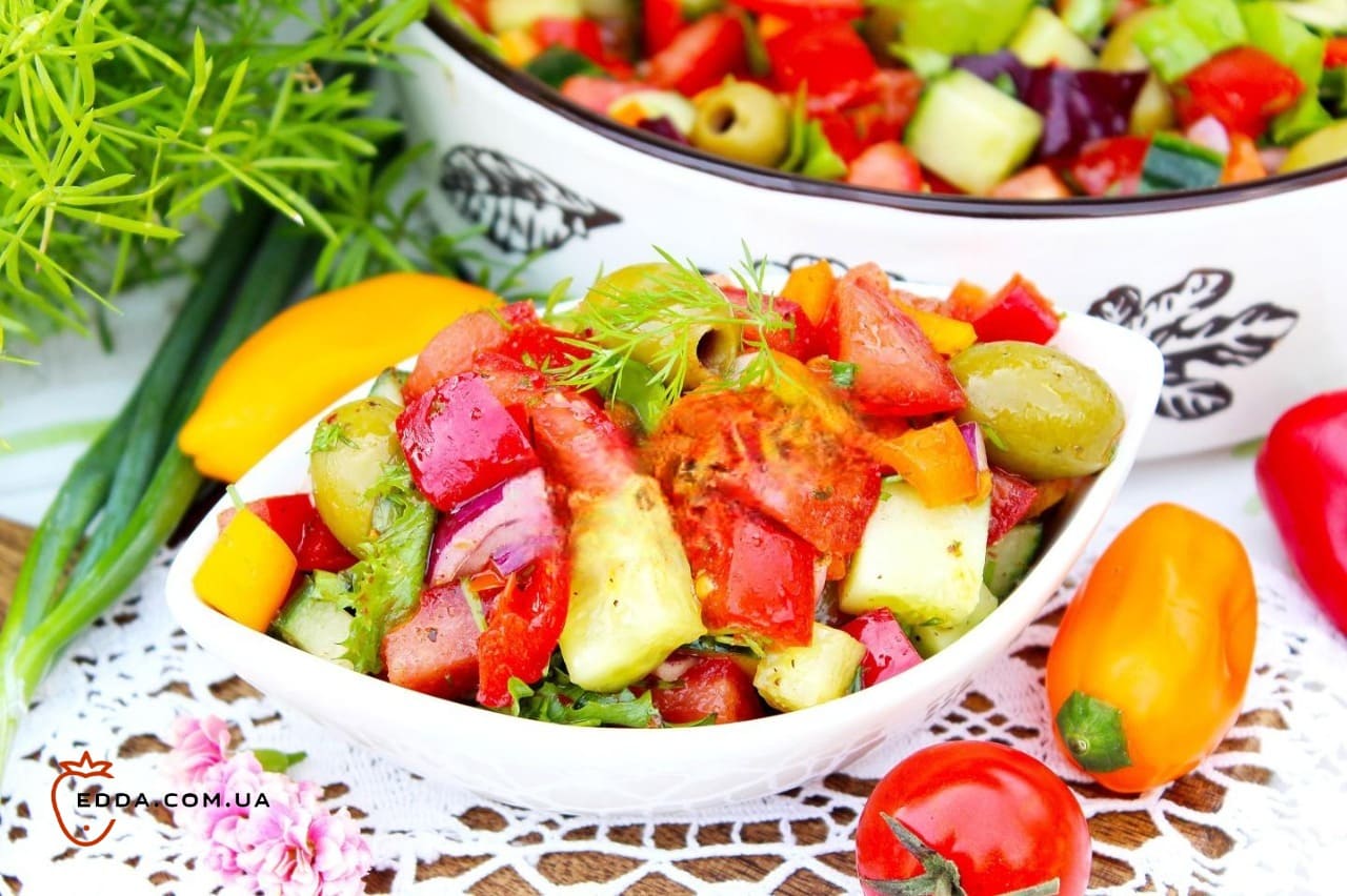 Салат із помідорів огірка та болгарського перцю