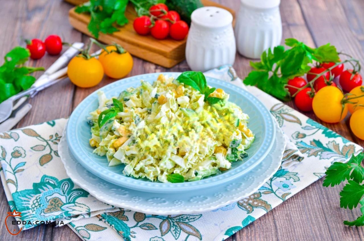 Салат із пекінської капусти, кукурудзи та яйця